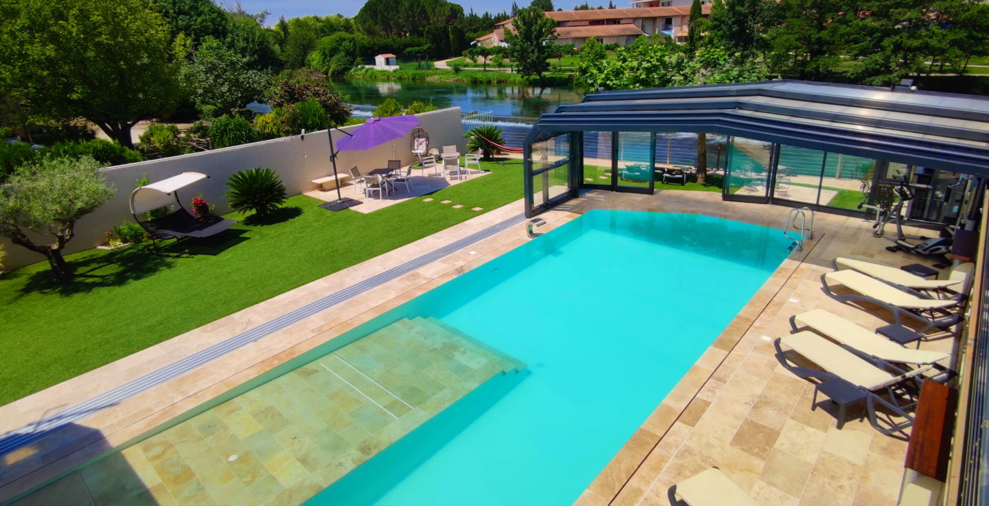 Piscine "ouverte" avec invitation à la farniente