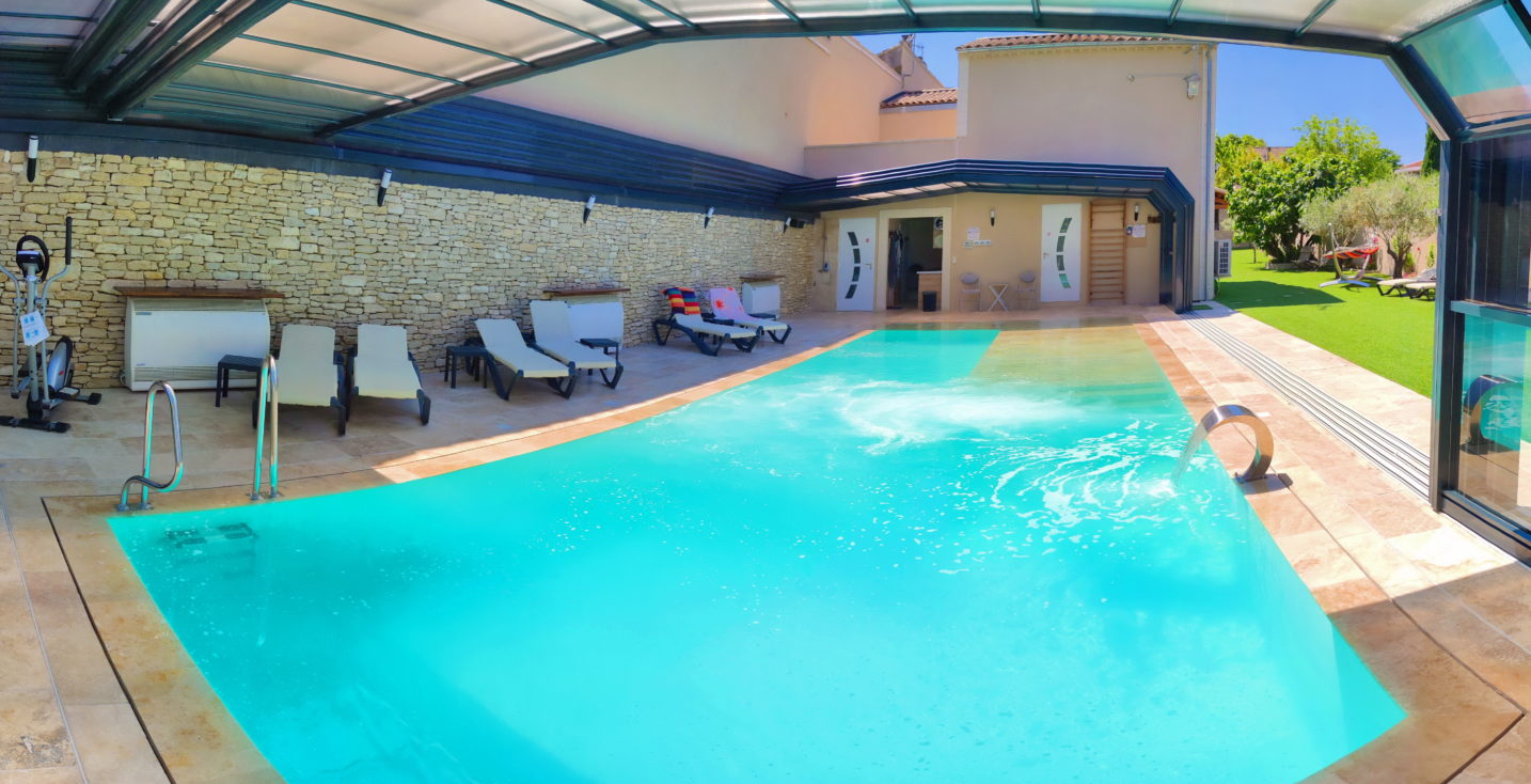 Piscine avec espace fitness (Espalier, vélo elliptique), espace Spa (Cascade, jets puissants de massage, Jacuzzi) et solarium