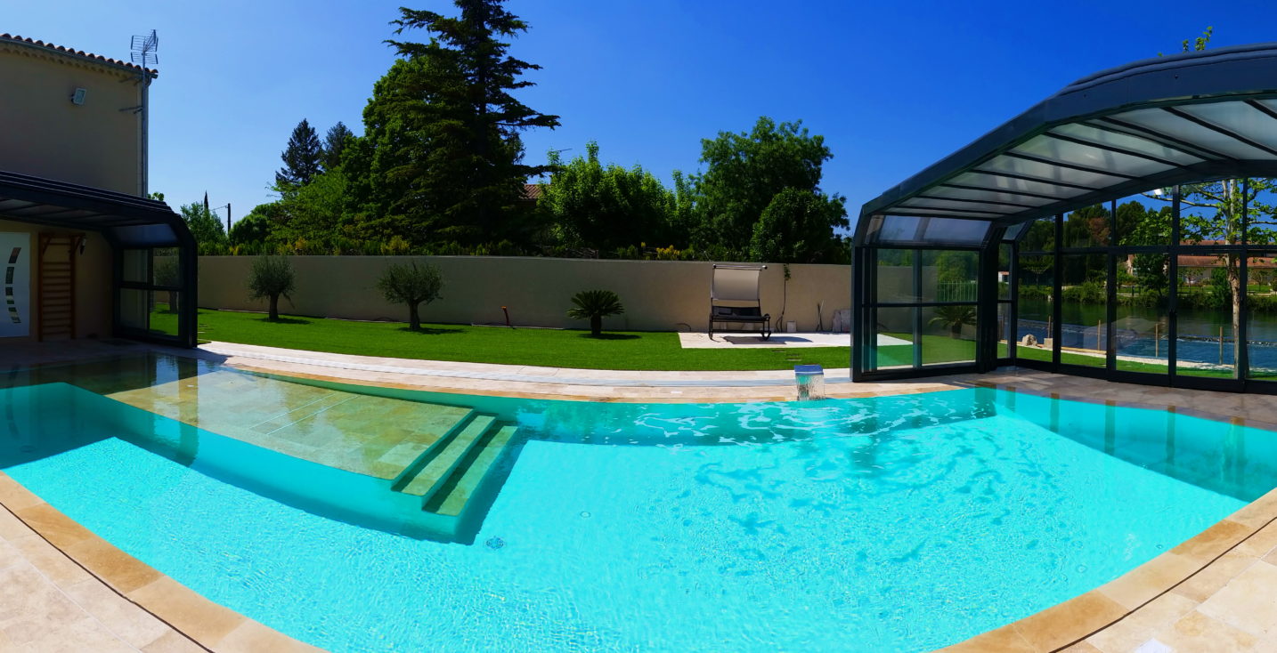 Vue à 180° de la piscine en position "ouverte"