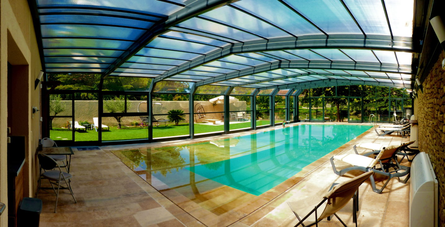 Piscine en position "fermée", permettant de profiter de celle-ci sans soucis de février à novembre (28°)