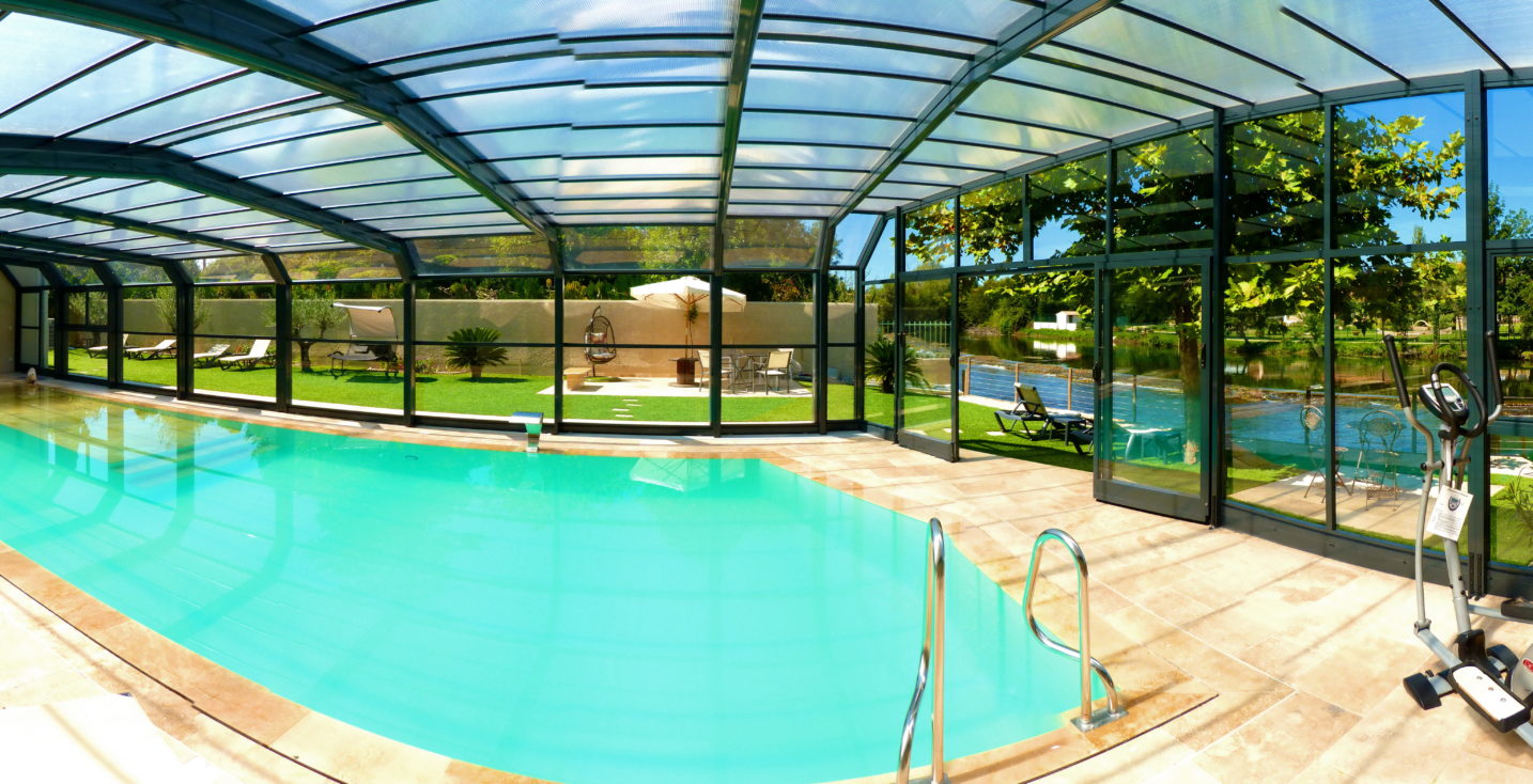 Piscine en position "fermée", avec accès à la Sorgue