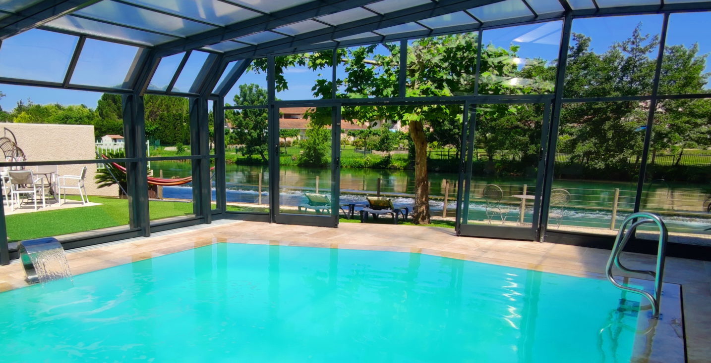 Invitation à la quiétude de la piscine chauffée en bord de Sorgue, tout en étant bercé par le chant des cigales et le murmure de la Sorgue